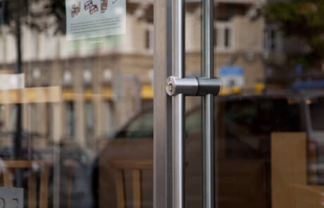 Maniglioni per porte monumentali in vetro