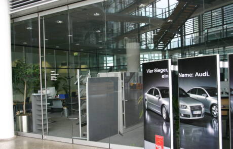 audi showroom realizzato con accessori per vetro temprato Casma, sistemi scorrevoli in vetro, partizioni mobili in vetro temprato