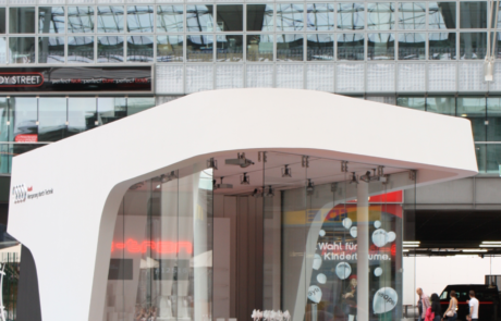 audi showroom realizzato con accessori per vetro temprato Casma, sistemi scorrevoli in vetro, partizioni mobili in vetro temprato