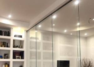 Pico sistema scorrevole con partizioni fisse laterali in vetro temprato, visione laterale