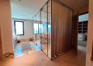 Frenum cerniera idraulica per porte in vetro con profilo in alluminio anodizzato nero