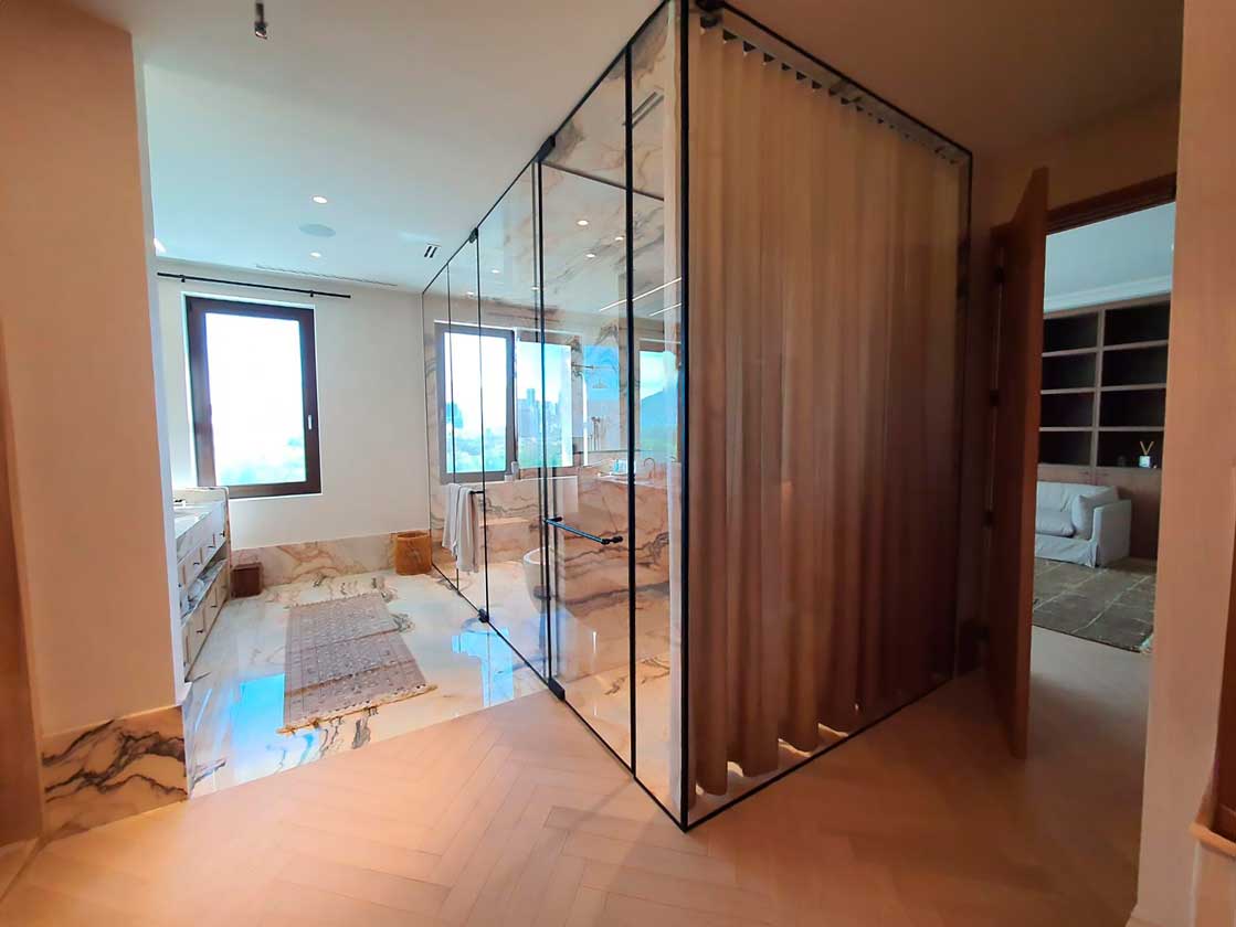 Frenum cerniera idraulica per porte in vetro con profilo in alluminio anodizzato nero